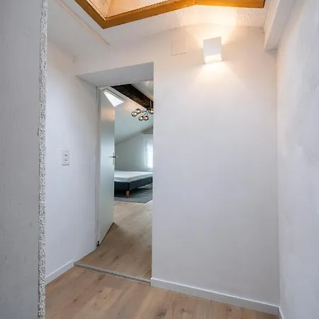 Large Apt In Town Center With Garden & Near Lake *