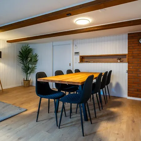 Large Apt In Town Center With Garden & Near Lake Apartament