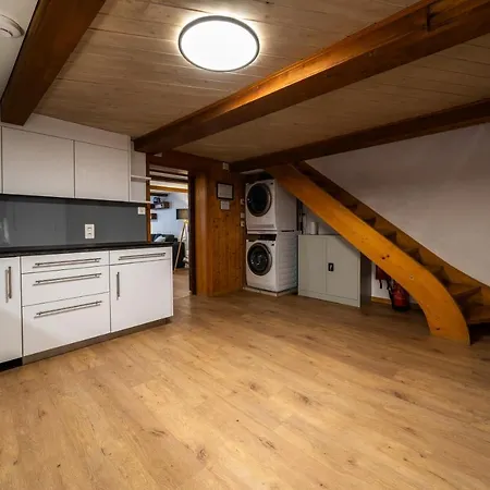 Large Apt In Town Center With Garden & Near Lake *