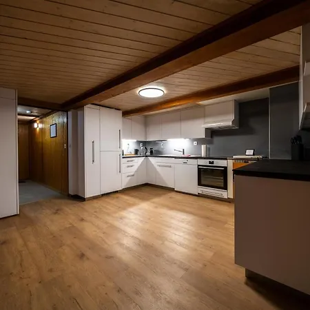 Large Apt In Town Center With Garden & Near Lake *