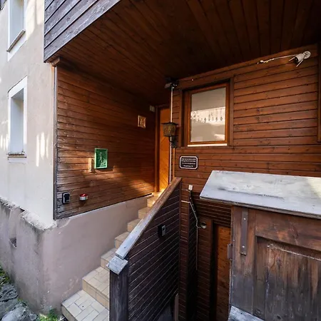 Large Apt In Town Center With Garden & Near Lake