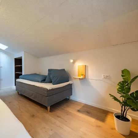 Large Apt In Town Center With Garden & Near Lake